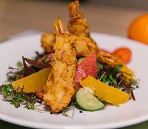 Цитрусовый салат с креветками в миндальных лепестках