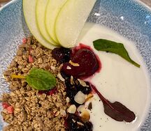 Мюсли с греческим йогуртом и ягодным соусом