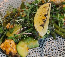 Жаркое из лосося с зелёными овощами