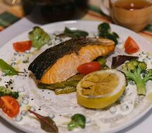 Стейк из лосося с овощами и копчёными сливками