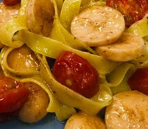 Детские сосиски с макарошками в сливочно-сырном соусе