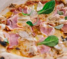 С курицей и ветчиной