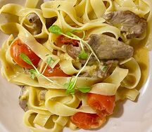 Феттуччине с говядиной в сливочно-томатном соусе