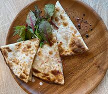 Хрустящая тортилья с курицей и сыром