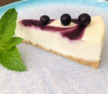 Чизкейк с чёрной смородиной