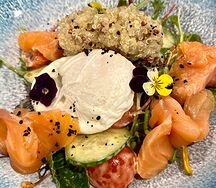 Салат с лососем, киноа и яйцом Пашот