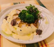 Куриное филе с брокколи и соусом чиз