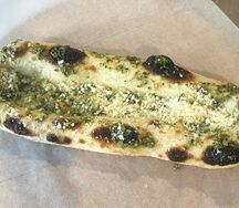 Фокачча с песто и пармезаном