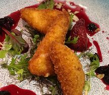 Жареный сыр с ягодным соусом