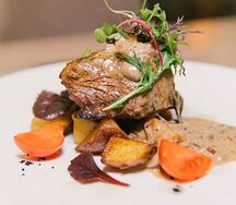 Стейк филе-миньон с картофелем и грибным соусом