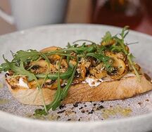 Брускетта с лесными грибами