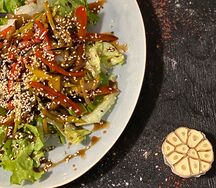 Теплый салат с говядиной и грибами