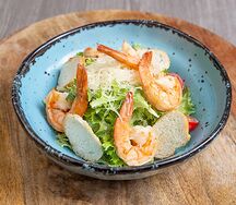 Салат Цезарь с креветками