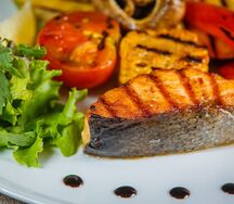Лосось с овощами на гриле