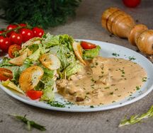 Салат теплый с куриной печенью