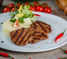 Медальоны из говядины с картофельным пюре