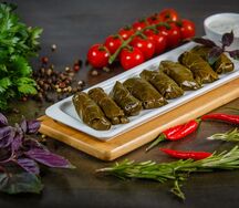 Долма с соусом тузлук