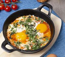 Яичница с помидорами на сковородке