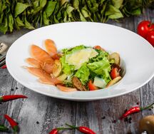 Салат Цезарь с семгой