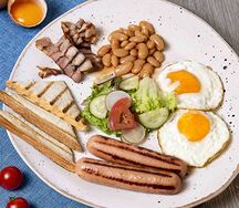 Глазунья с фасолью и беконом