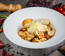 Салат Цезарь с курицей