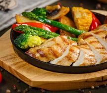 Запеченная куриная грудка с овощами