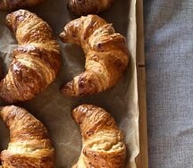 Круассан с шоколадом и фундуком