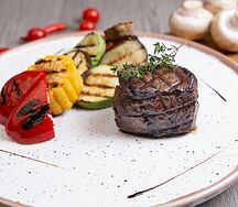 Филе миньон с овощами гриль