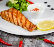 Лосось с икорным соусом