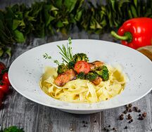 Феттуччине с брокколи и семгой