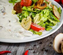 Салат теплый с курицей и грибами