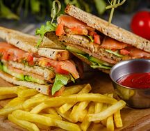 Клаб сэндвич со слабосоленой семгой