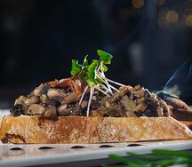 Брускетта с грибами и беконом