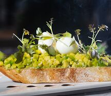 Брускетта микс с авокадо