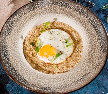 Солёная овсяная каша с глазуньей