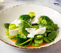 Зеленый салат с эдамаме и моцареллой