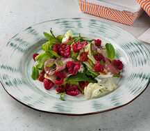 Салат с уткой и малиной