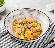 Пенне с лососем и спаржей