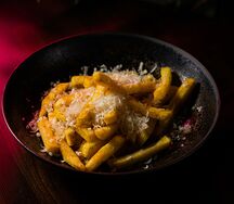 Картофель фри с трюфельным маслом и пармезаном