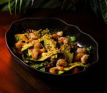 Зеленый салат с Креветками, кунжутом и авокадо