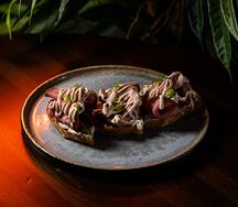 Брускетта с ростбифом, печеным перцем и соусом тоннато