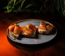 Брускетта с лососем, творожным сыром и вялеными томатами