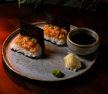 Авторский ролл с лососем