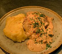 Медальоны из говядины в соусе дорблю