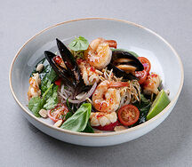 Салат с морепродуктами и лапшой фунчоза