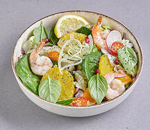 Тропический салат с креветками и кальмарами