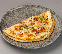 Ротти с сыром и зеленью обжаренная лепешка