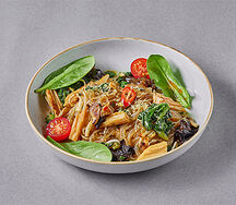 Бататная лапша с вешенками и шпинатом