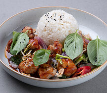 Курица с базиликом и рисом