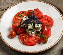 Салат с имеретинским сыром и помидорами